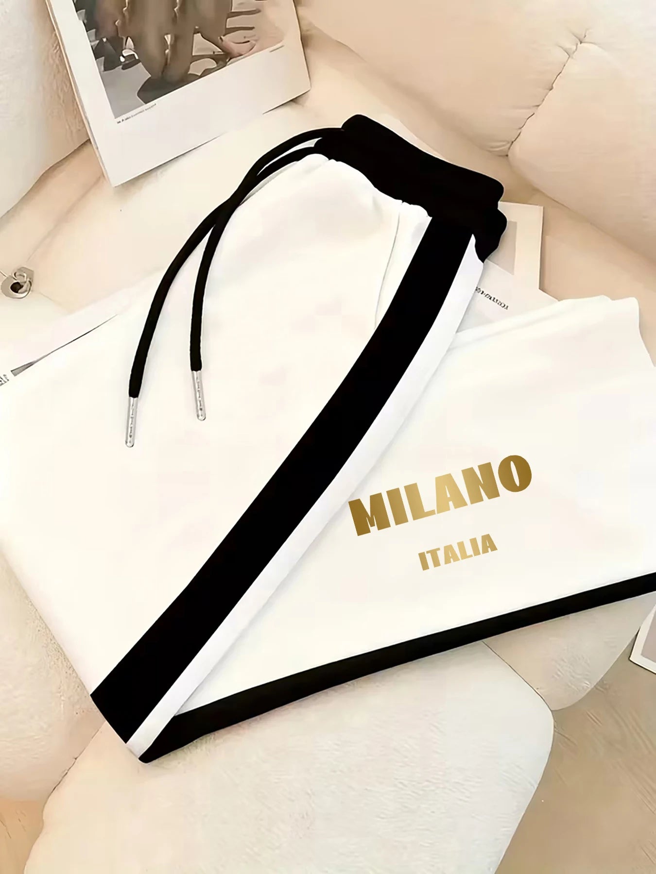 Personalized Prints, Contrasting Color Designs, Women's Suits, Short-Sleeved Tops and Pants for Spring and Summer, Casual Sports Two-Piece Outfits for Women, Suitable for Daily Commuting, Street Strolls, and Campus Outings, W