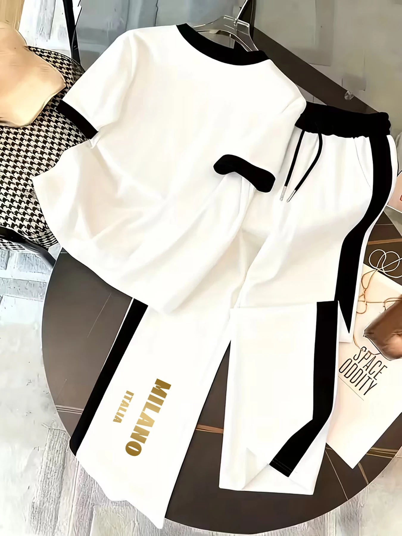 Personalized Prints, Contrasting Color Designs, Women's Suits, Short-Sleeved Tops and Pants for Spring and Summer, Casual Sports Two-Piece Outfits for Women, Suitable for Daily Commuting, Street Strolls, and Campus Outings, W